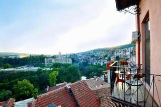 Отель Hotel Stambolov Велико-Тырново Трехместный номер с балконом и красивым видом-23